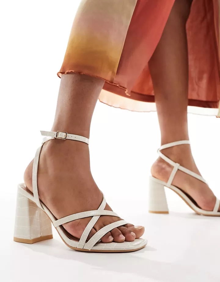 Sandalias blancas con diseño de correas y tacón de bloque de New Look Blanco BOixBCiE