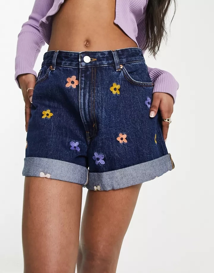 Pantalones cortos vaqueros azules con bordados florales