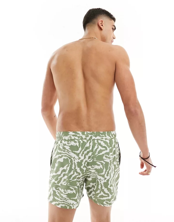 Shorts de baño cortos verdes con estampado de ondas abstracto de DESIGN Verde C8D9Ln4C