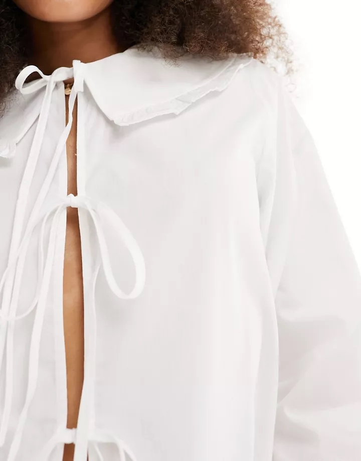 Blusa blanca con cuello fruncido tipo babero de DESIGN Marfil CM8fvqQ5