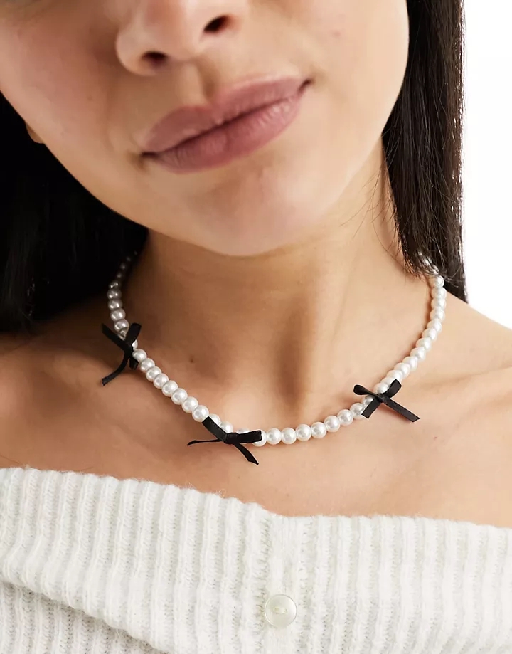 Collar de perlas de imitación con detalle de lazos negr