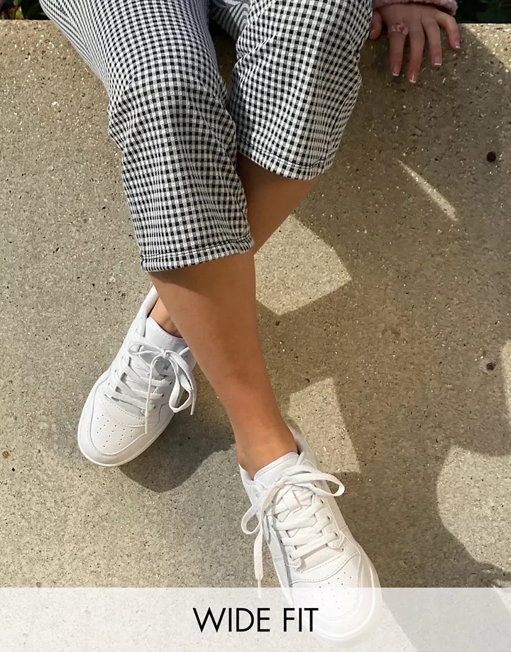 Zapatillas blancas de corte ancho con suela gruesa de T