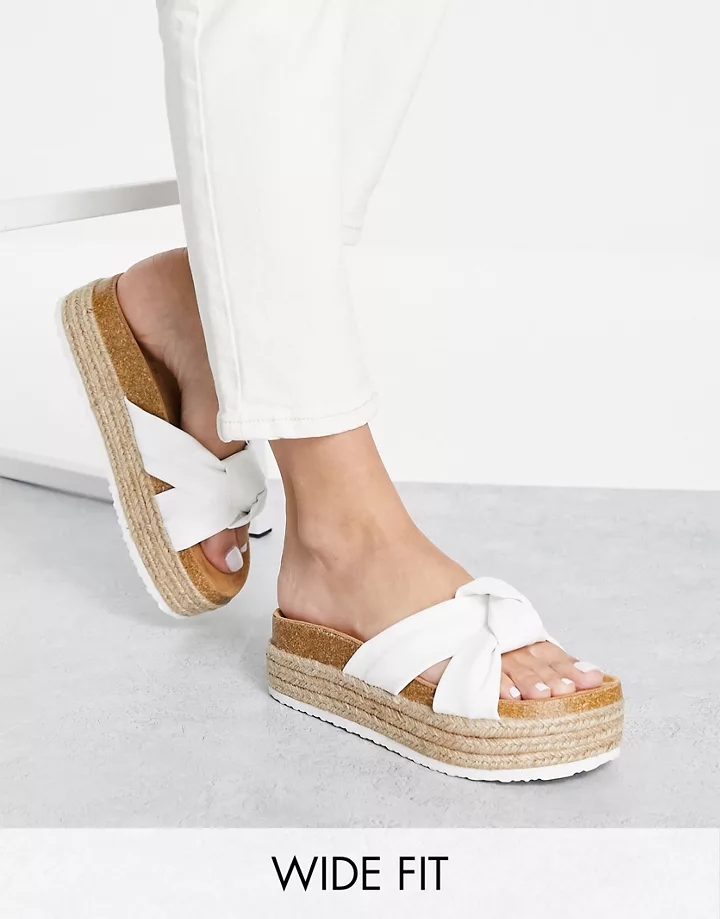 Sandalias blancas con plataforma plana y diseño anudado Teegan de DESIGN Wide Fit Blanco CtPlSI7Q