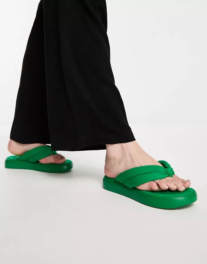 Sandalias verdes de plataforma plana con tira para el d