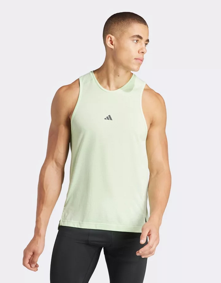 Camiseta deportiva verde sin mangas de adidas Yoga Verde pálido brillante DMx173dq