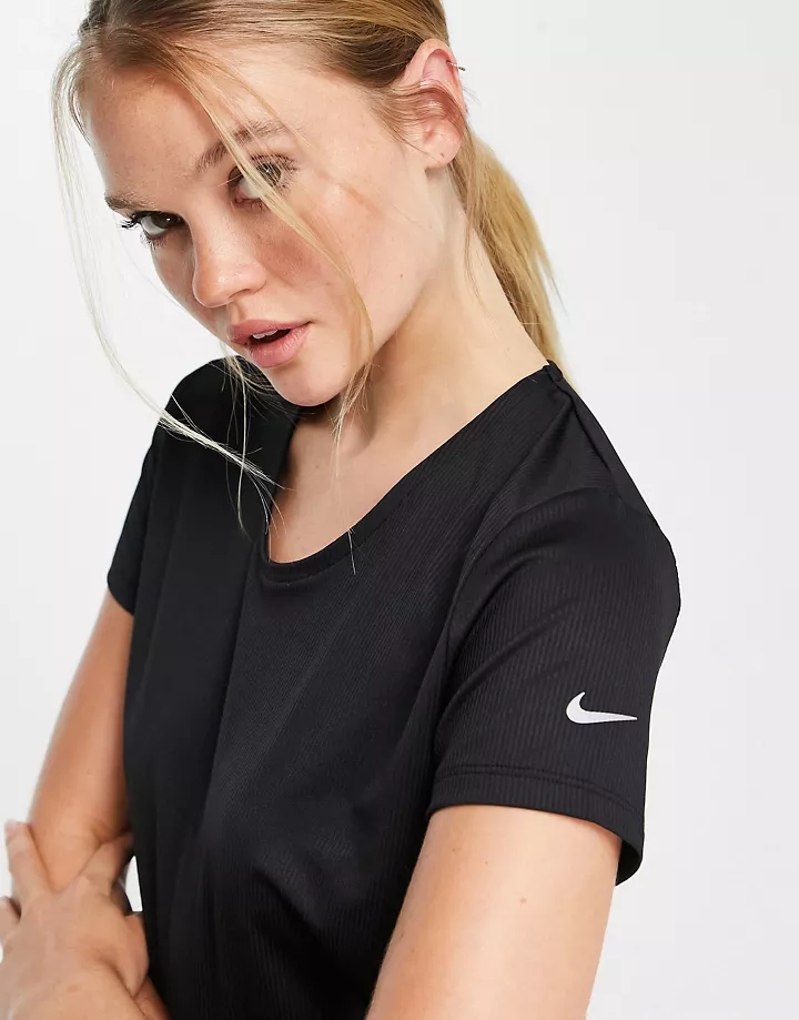 Camiseta negra con cuello de pico de Nike Running Negro