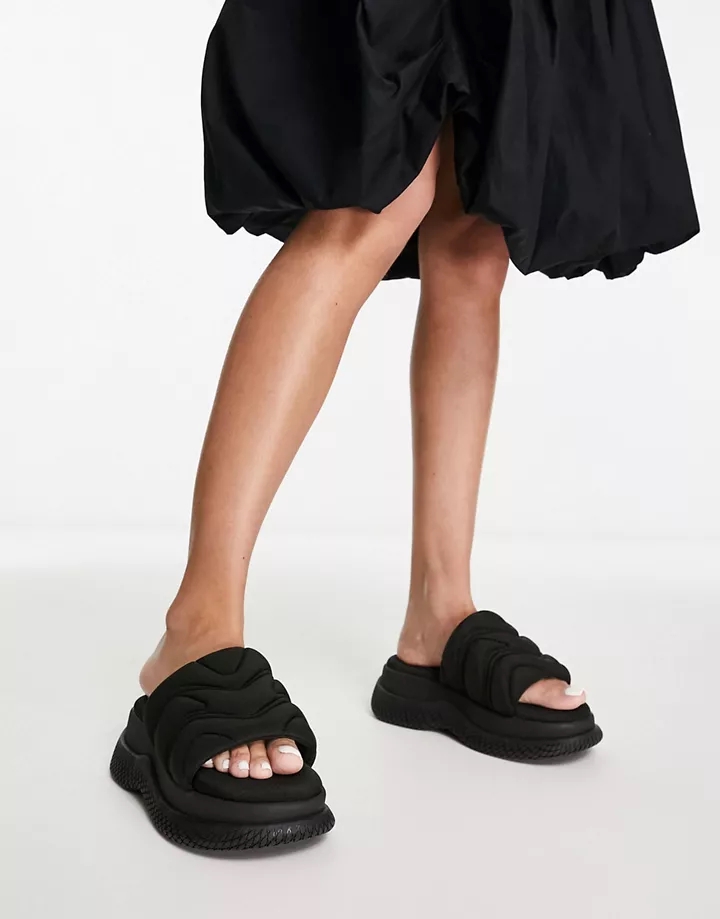Sandalias negras sin cierres técnicas con suela gruesa 