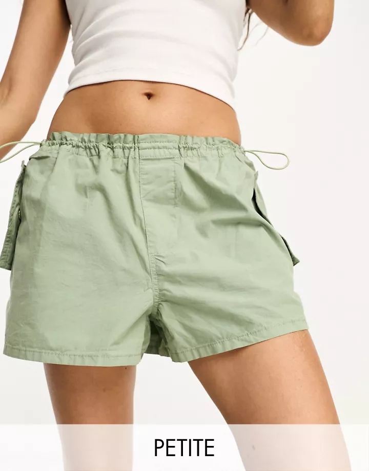Pantalones cortos verde claro de talle bajo estilo paracaidista de River Island Petite Verde claro EIbpDKBB
