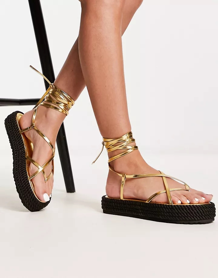 Sandalias doradas con diseño de tiras y suela de cuerda