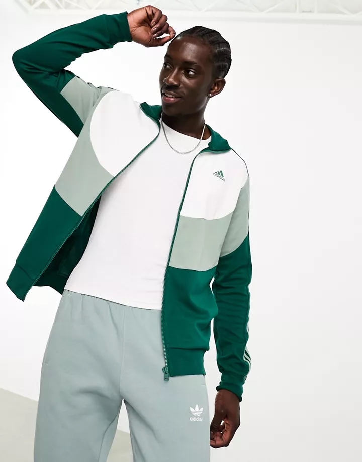 Chándal verde y blanco con diseño color block de adidas