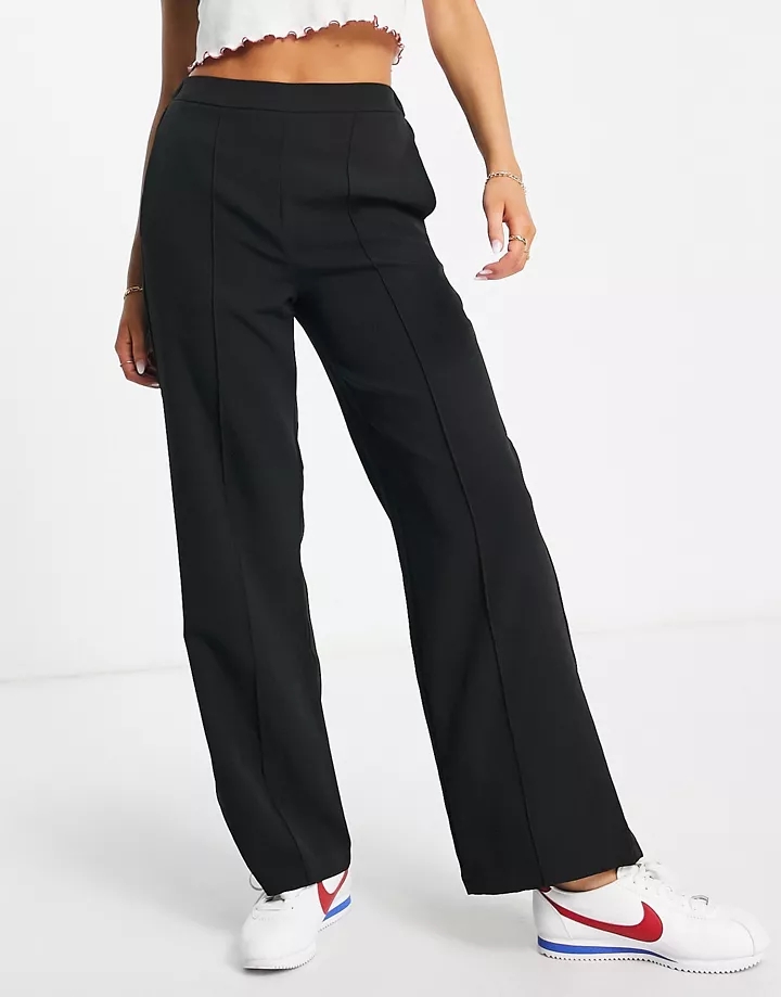 Pantalones negros de pernera ancha con detalle de costu