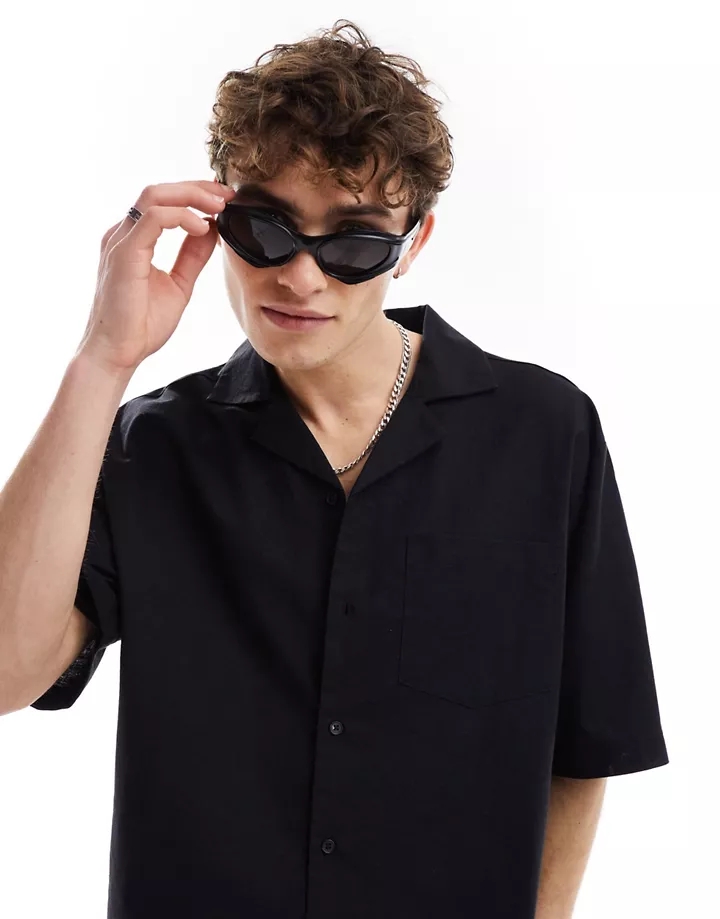 Gafas de sol negras envolventes con detalle de estilo v