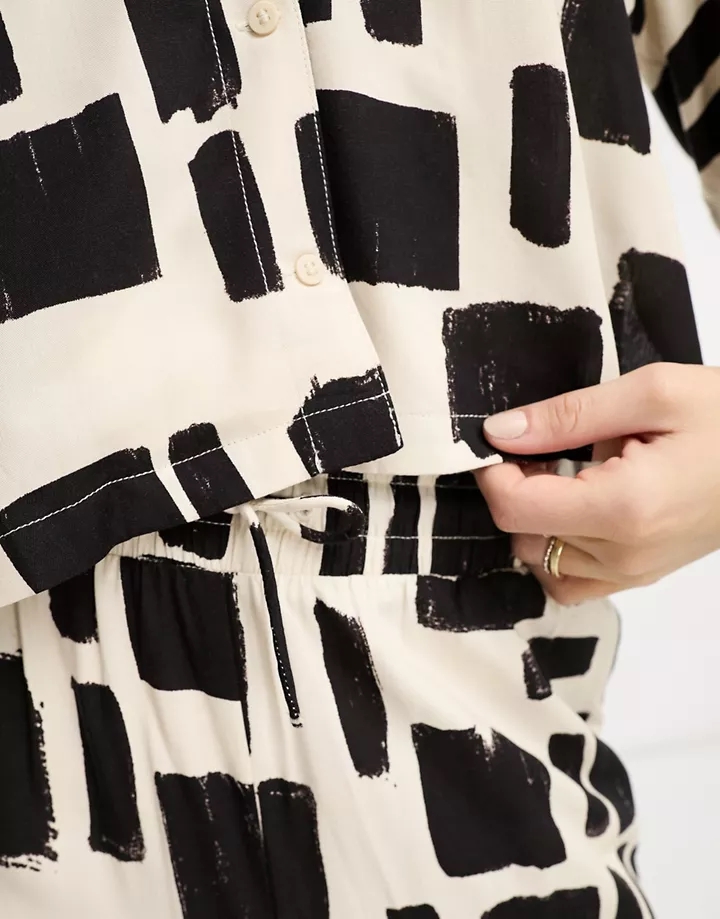 Blusa corta blanca y negra de corte cuadrado con estampado de pinceladas de Monki (parte de un conjunto) Negro y blanco FZN8nEQT