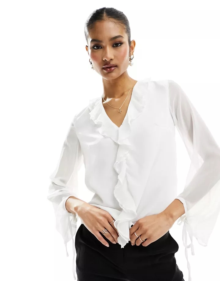 Blusa blanca con lazada en las mangas y detalle de volantes de In The Style Blanco FcnKubyW