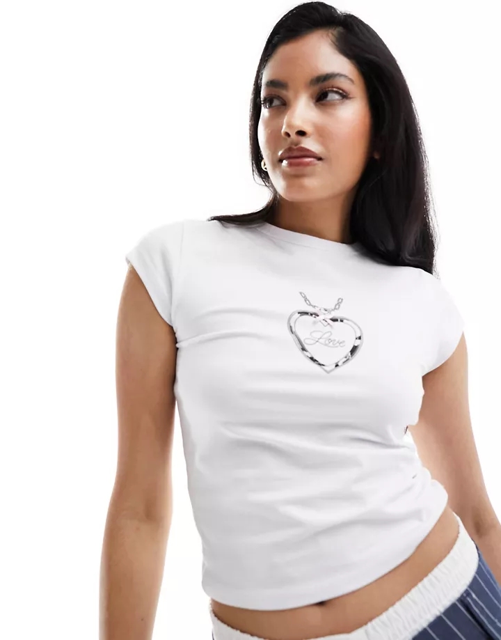 Camiseta blanco marfil con diseño encogido y estampado 