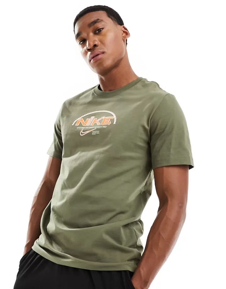 Camiseta verde oliva con estampado gráfico de Nike Trai