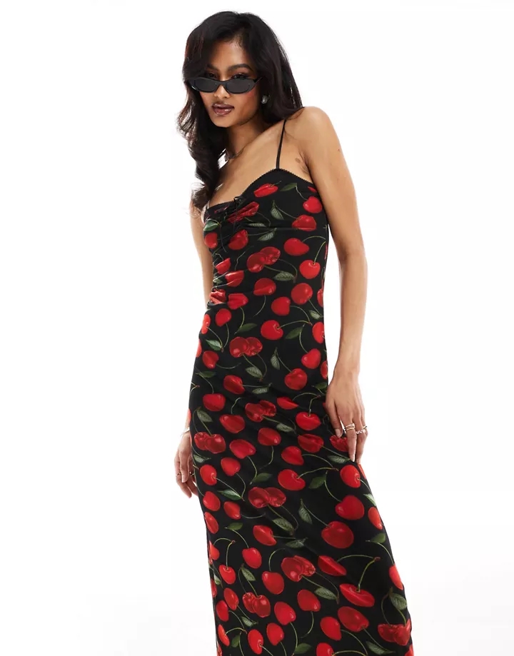 Vestido semilargo negro con estampado de cerezas rojas 