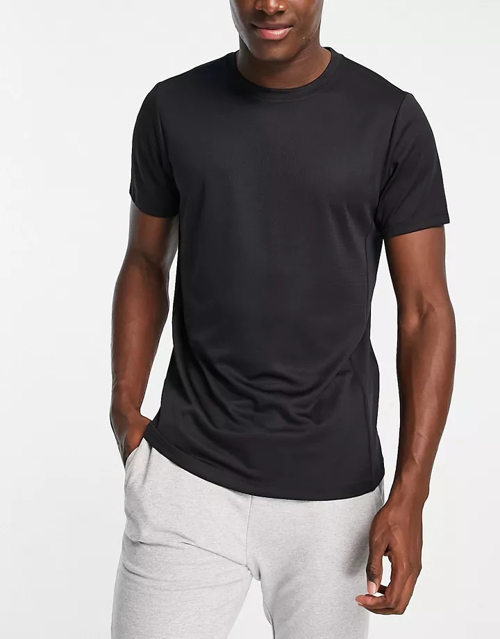 Camiseta deportiva negra en tejido de secado rápido con