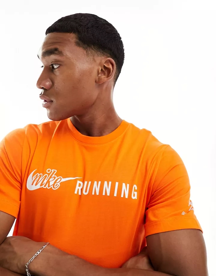 Camiseta naranja con estampado gráfico Trail Dri-FIT de