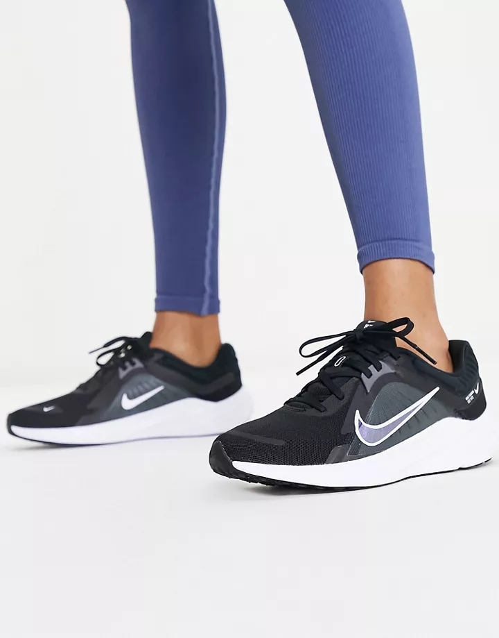 Zapatillas de deporte negras y blancas Quest 5 de Nike 