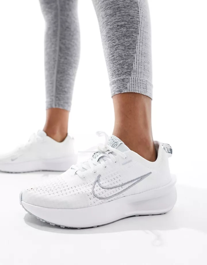 Zapatillas de deporte blancas y plateadas Interact Run de Nike Running Blanco GqHOvdhl