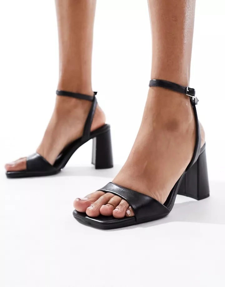 Sandalias negras minimalistas con tacón grueso de poliu