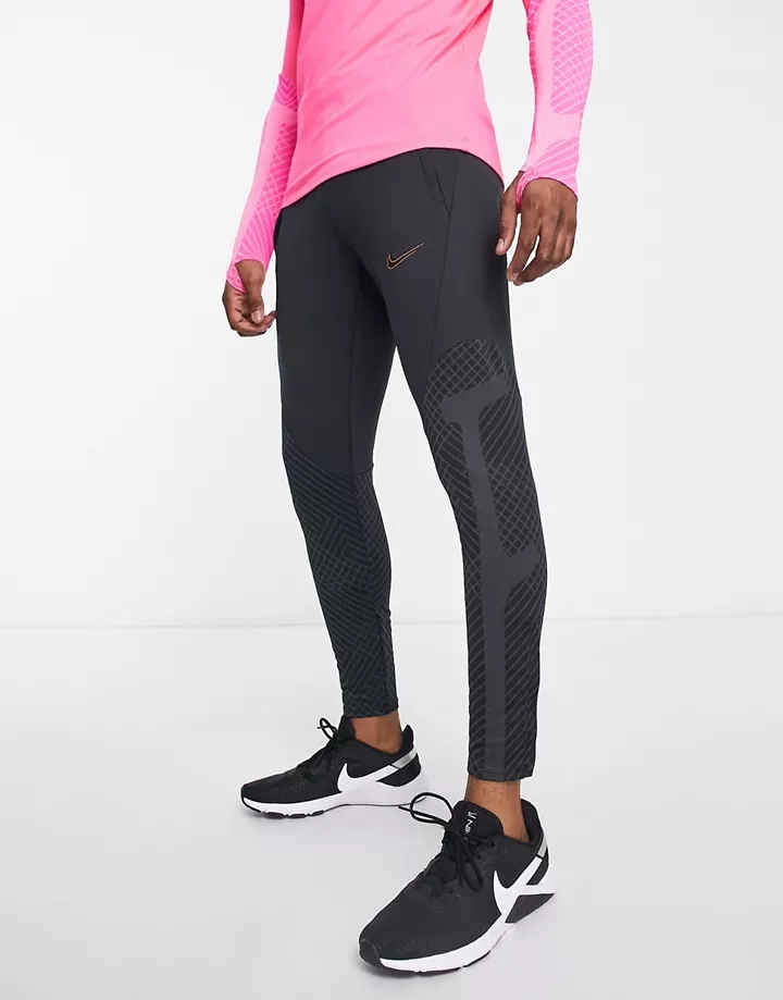 Joggers gris oscuro Strike Therma-FIT de Nike Football 