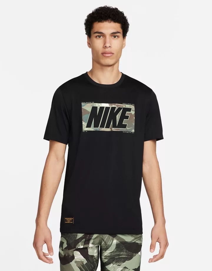 Camiseta negra con estampado gráfico de camuflaje de Ni
