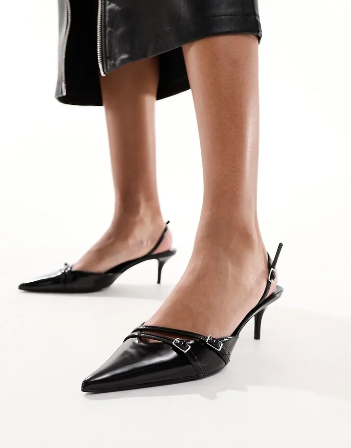 Zapatos negros destalonados con detalle de dos hebillas