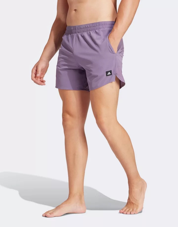 Shorts de baño morados Versatile de adidas Violeta somb