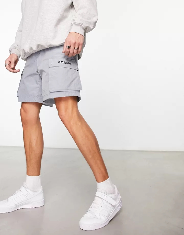 Pantalones cortos grises utilitarios de tejido rugoso D