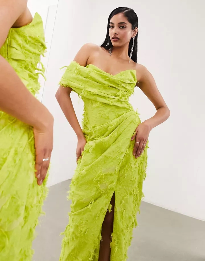 Vestido semilargo verde lima tipo corsé con diseño estr