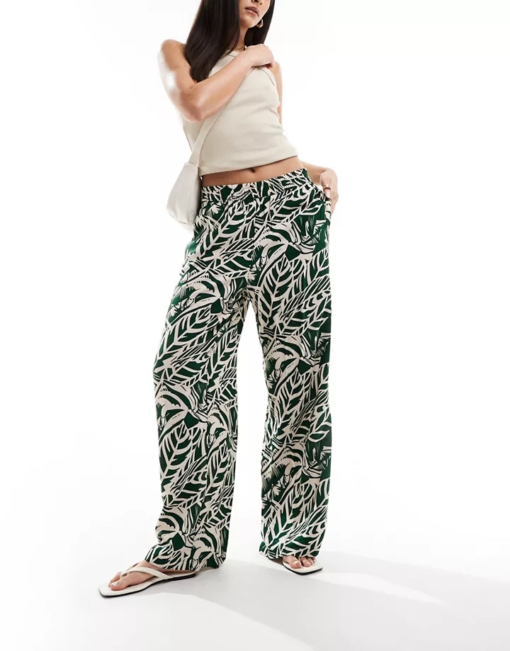 Pantalones beis de pernera ancha sin aberturas con estampado tropical de JDY Tropical verde Edén bPC3sUi6