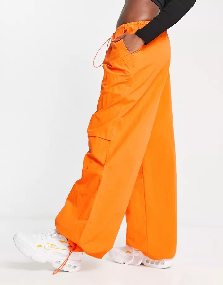 Pantalones cargo naranjas de estilo paracaidista de DES