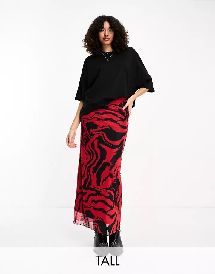 Falda larga negra y roja con diseño de remolinos de mal
