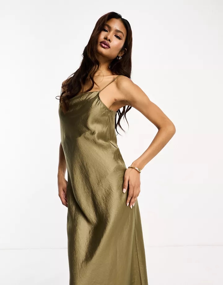Vestido lencero dorado de satén de Selected Femme Color