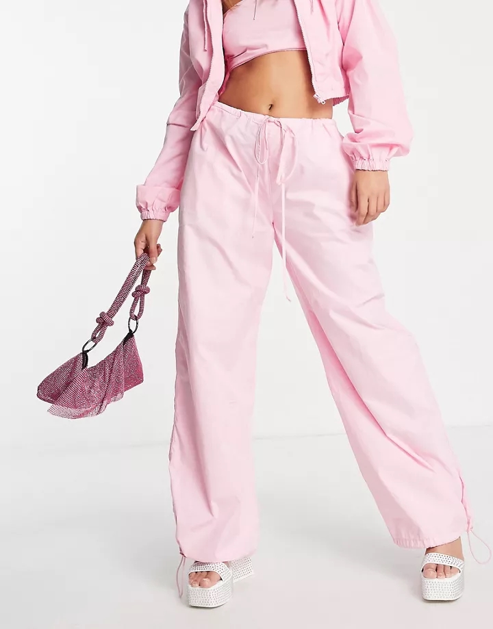 Pantalones cargo rosas de estilo paracaidista de DESIGN