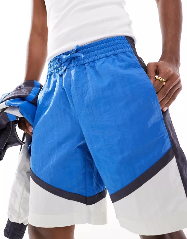 Pantalones cortos de corte ancho alargado con paneles en contraste y cinturilla elástica de nailon de DESIGN (parte de un conjunto) Multicolor btdgfp1e