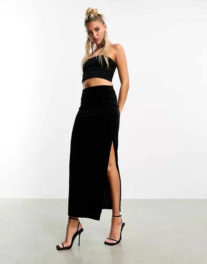Falda midi negra con abertura de terciopelo de Miss Sel