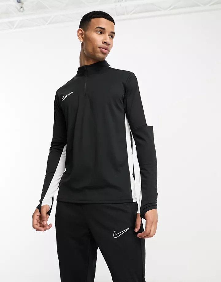 Camiseta deportiva negra con media cremallera y diseño 