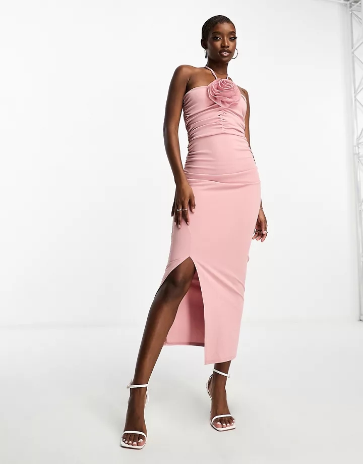 Vestido midi rosa con abertura hasta el muslo, cuello halter, lateral fruncido y detalle floral exclusivo de In The Style Rosa cEJyXNgR