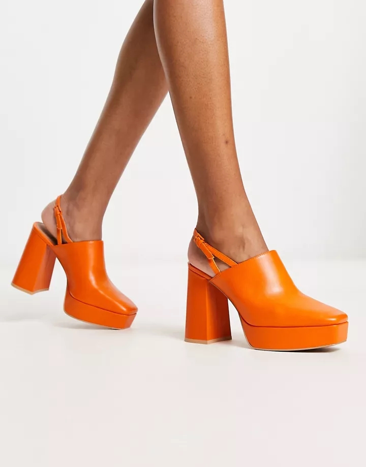 Zapatos naranjas de tacón algo con plataforma de cuero 