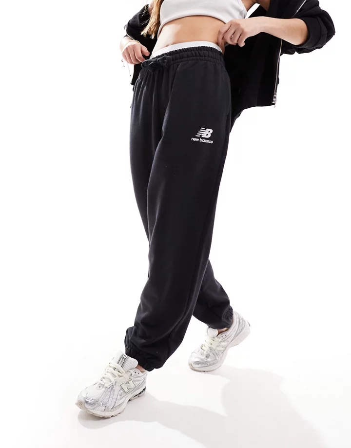 Pantalones de chándal negros con logo apilado de felpa rizada Essentials de New Balance Negro cJML7XpG