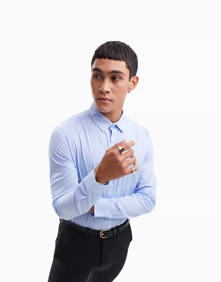 Camisa de corte slim con acabado elástico en azul de DE
