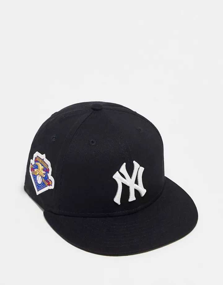 Gorra negra con parche de Cooperstown y de los New York