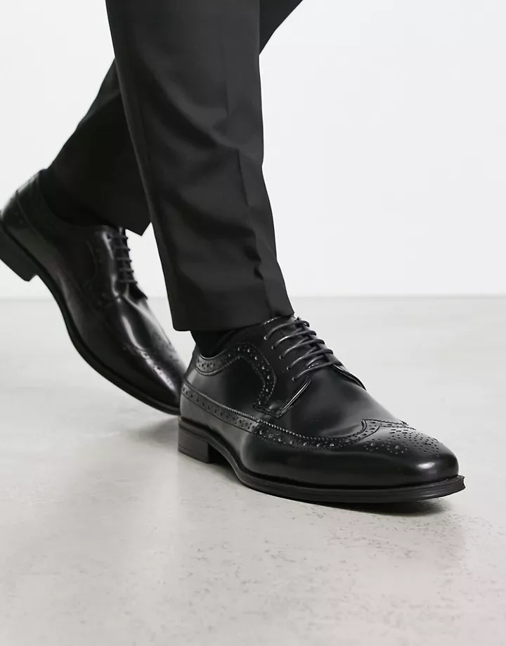 Zapatos Oxford negros con puntera cincelada de cuero de