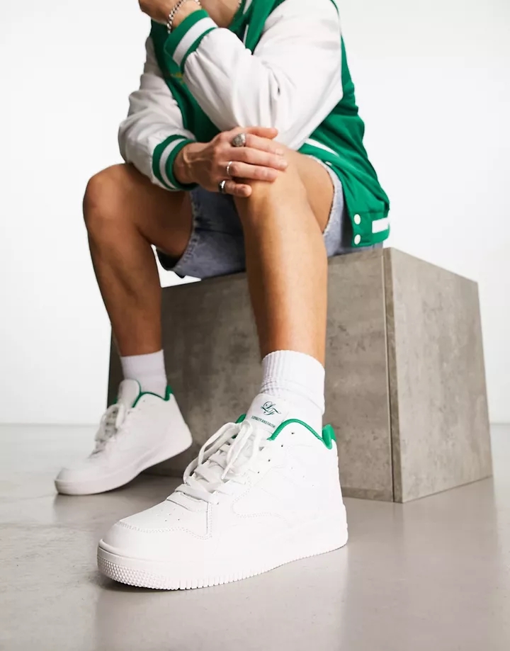 Zapatillas de deporte blancas y verdes con pespuntes en