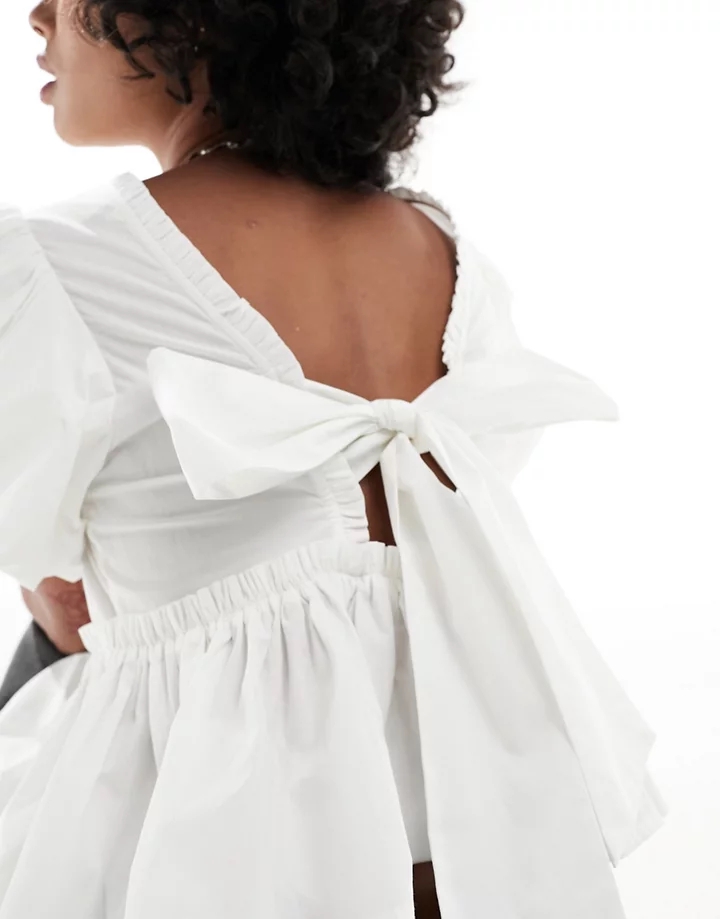 Blusa de estilo mesonera con volantes en el cuello y detalle de lazo en la espalda de Monki Blanco dTJESABX