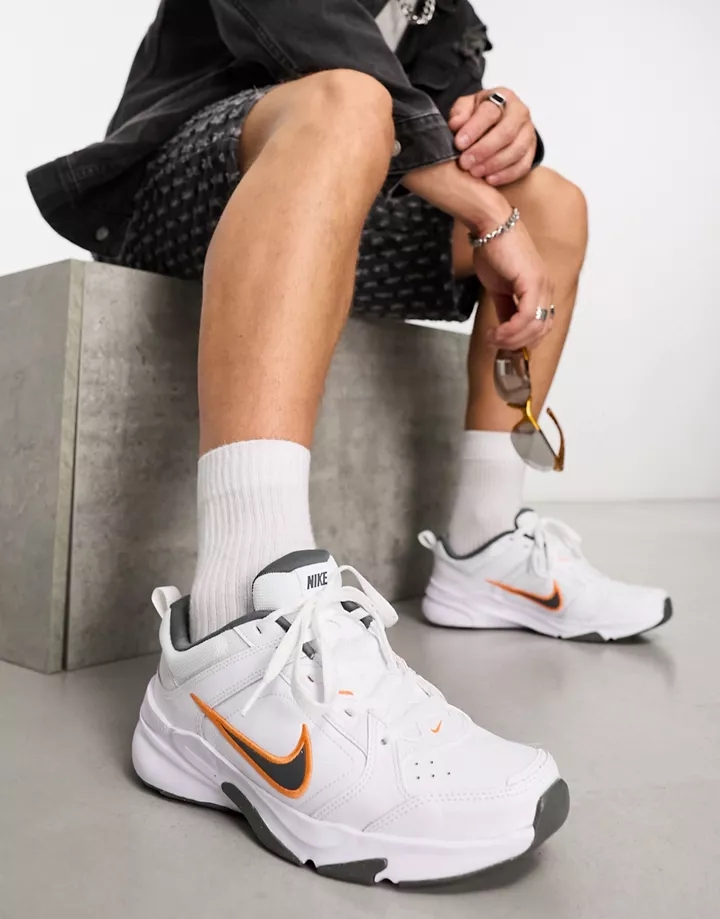 Zapatillas de deporte blancas Defy All Day de Nike Trai