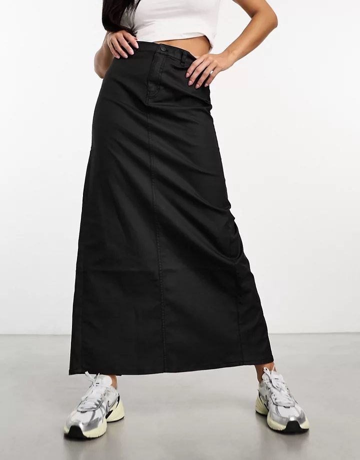 Falda larga negra con revestimiento encerado y abertura